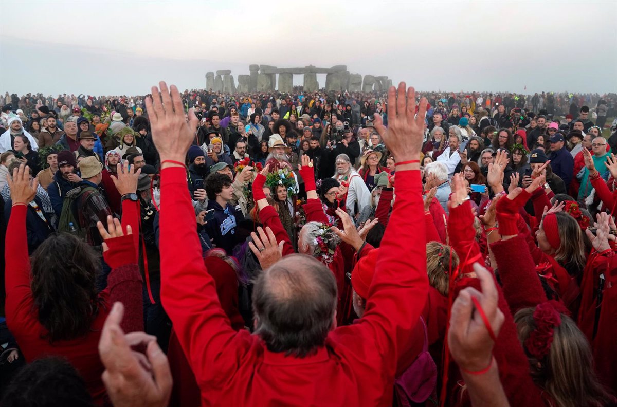 Miles De Personas Celebran En Stonehenge El Solsticio De Verano El