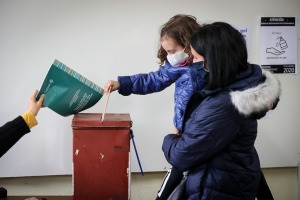 Uruguay se prepara para un balotaje cabeza a cabeza tras primera vuelta electoral