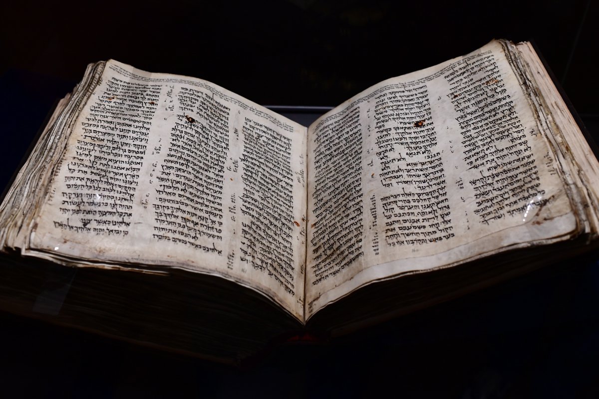 Vendida La Biblia Hebrea Más Antigua Del Mundo Por 38 Millones De Dólares El Periodista 1890