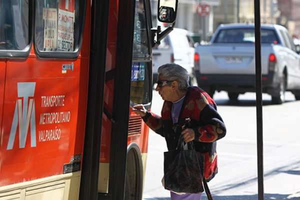 Sondeo UChile revela altos índices de inseguridad alimentaria en adultos mayores y desigualdades según zona geográfica