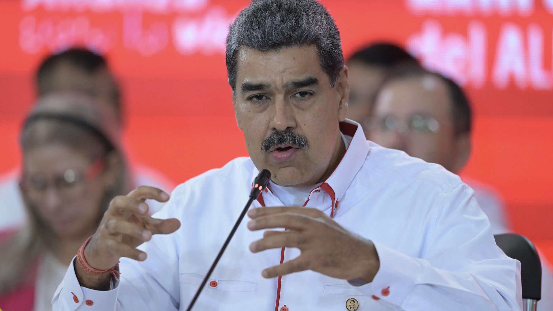 Maduro afirma que María Corina Machado «huyó» a España