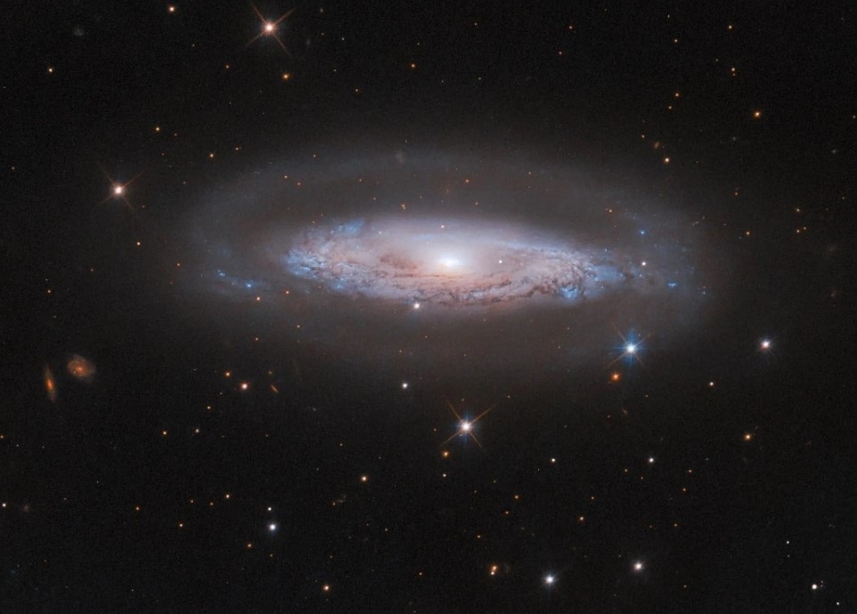 Hubble examina un bullicioso centro galáctico