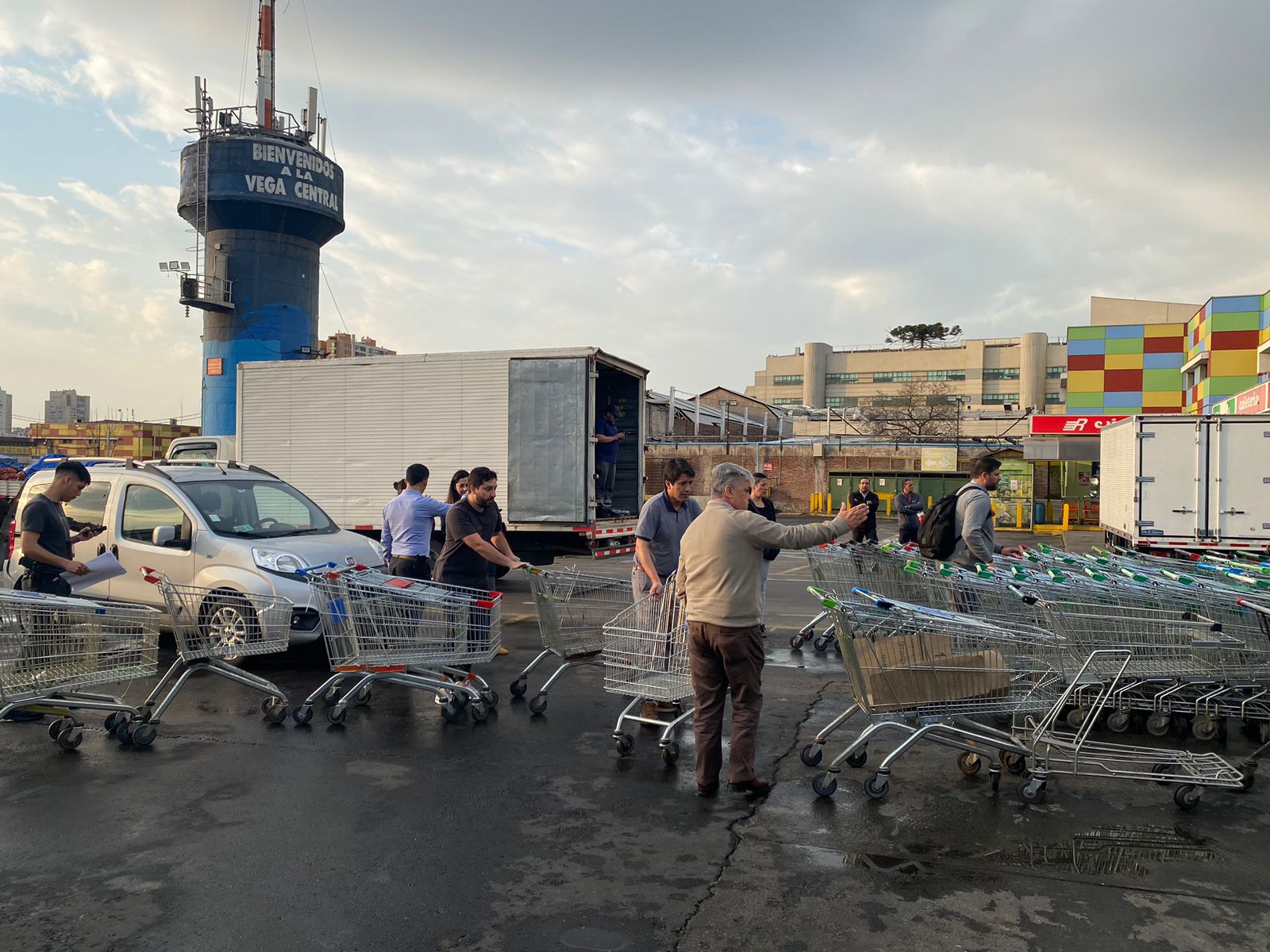 Recuperan más de 300 carros de supermercado al interior de la Vega Central