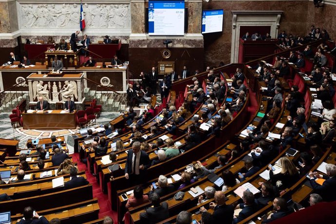 Comisión de Asamblea francesa rechaza moción de izquierda para destituir a Macron