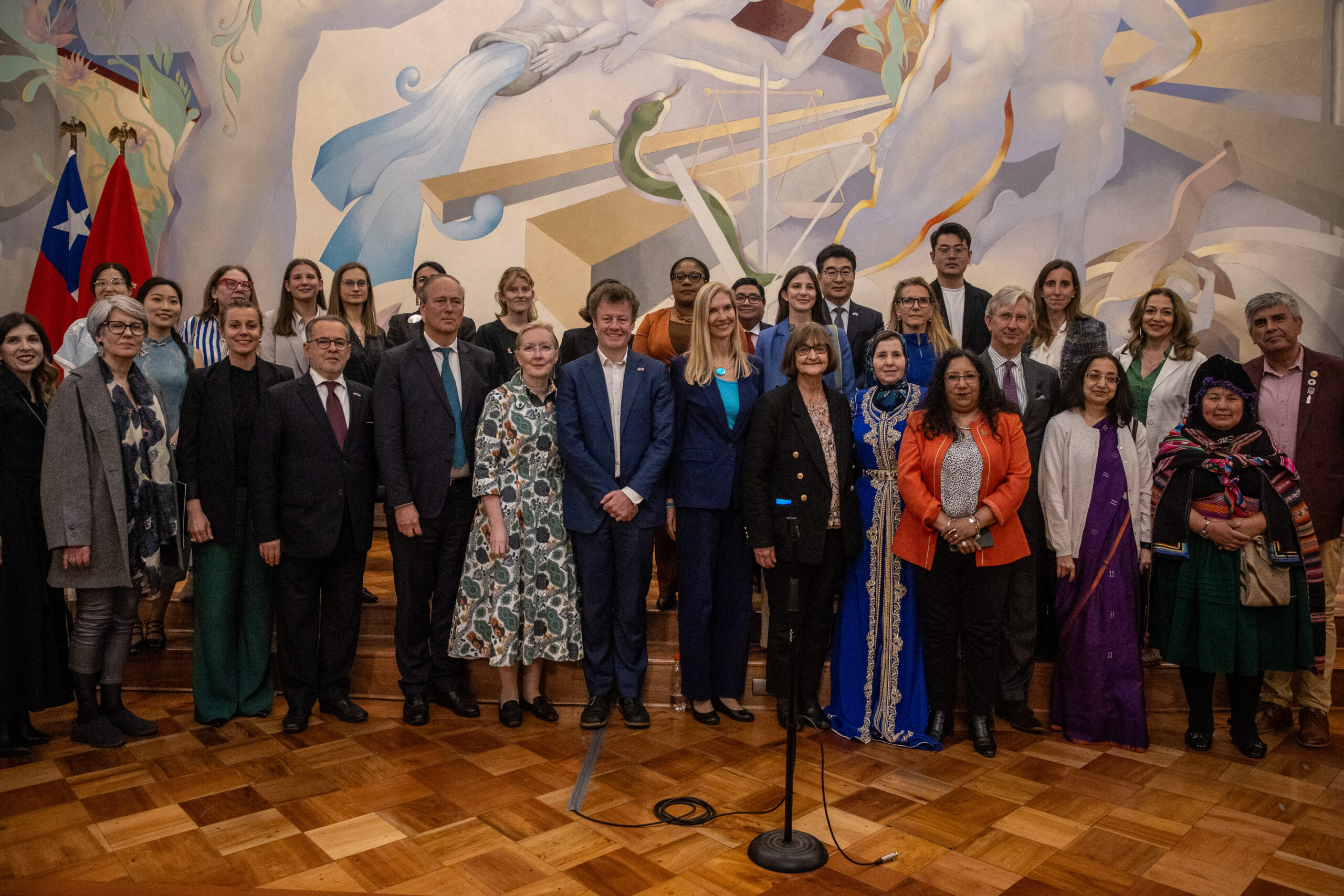 Mundo cultural y diplomático se reunió en la U. de Chile para recitar a Gabriela Mistral en diversas lenguas nativas