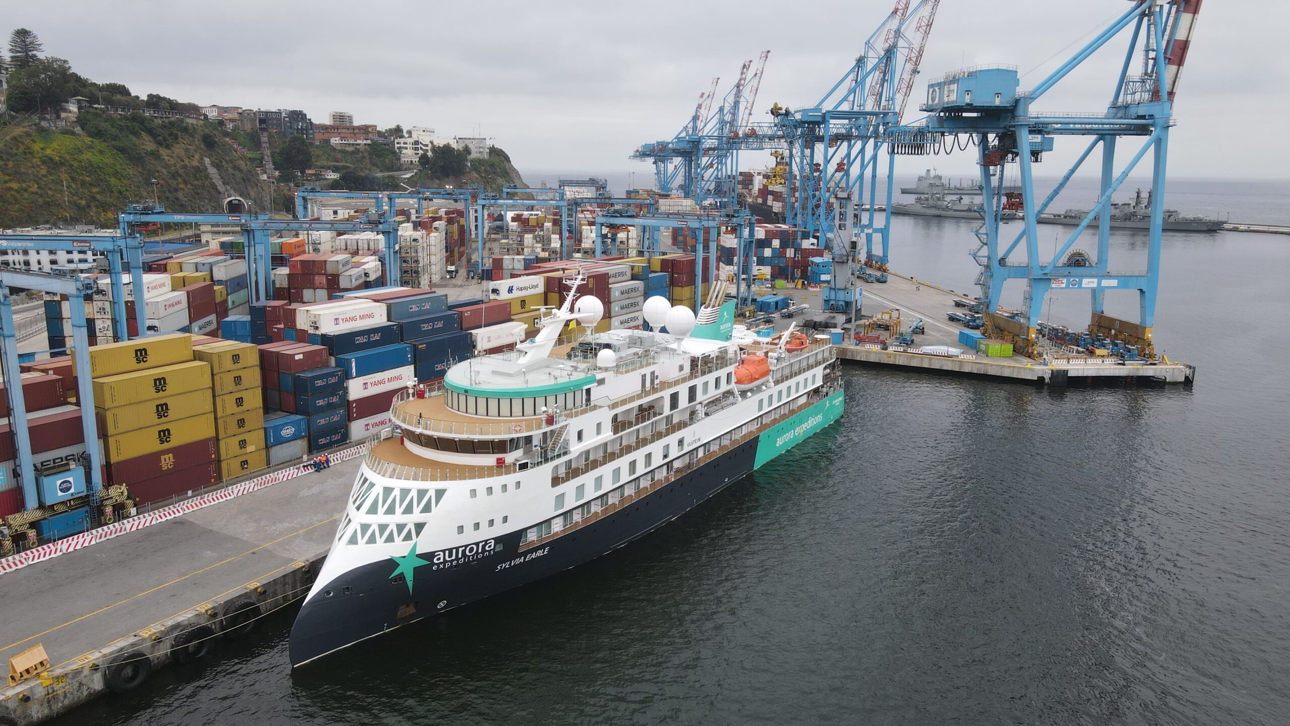 Nave de lujo que realiza expedición a la Antártica abre temporada de cruceros en Valparaíso