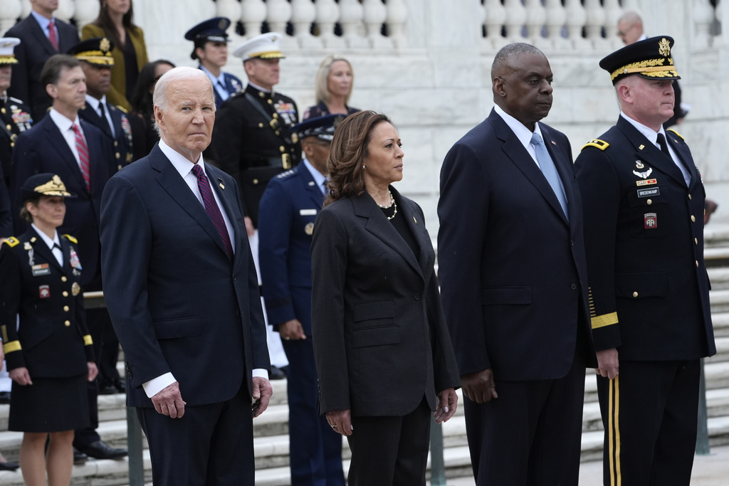 Kamala Harris reaparece tras derrota en homenaje a veteranos