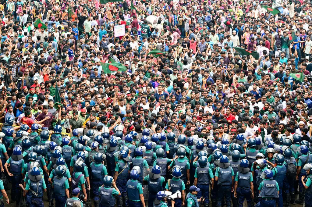 Cientos de manifestantes en Bangladesh rodean periódico independiente para exigir cierre