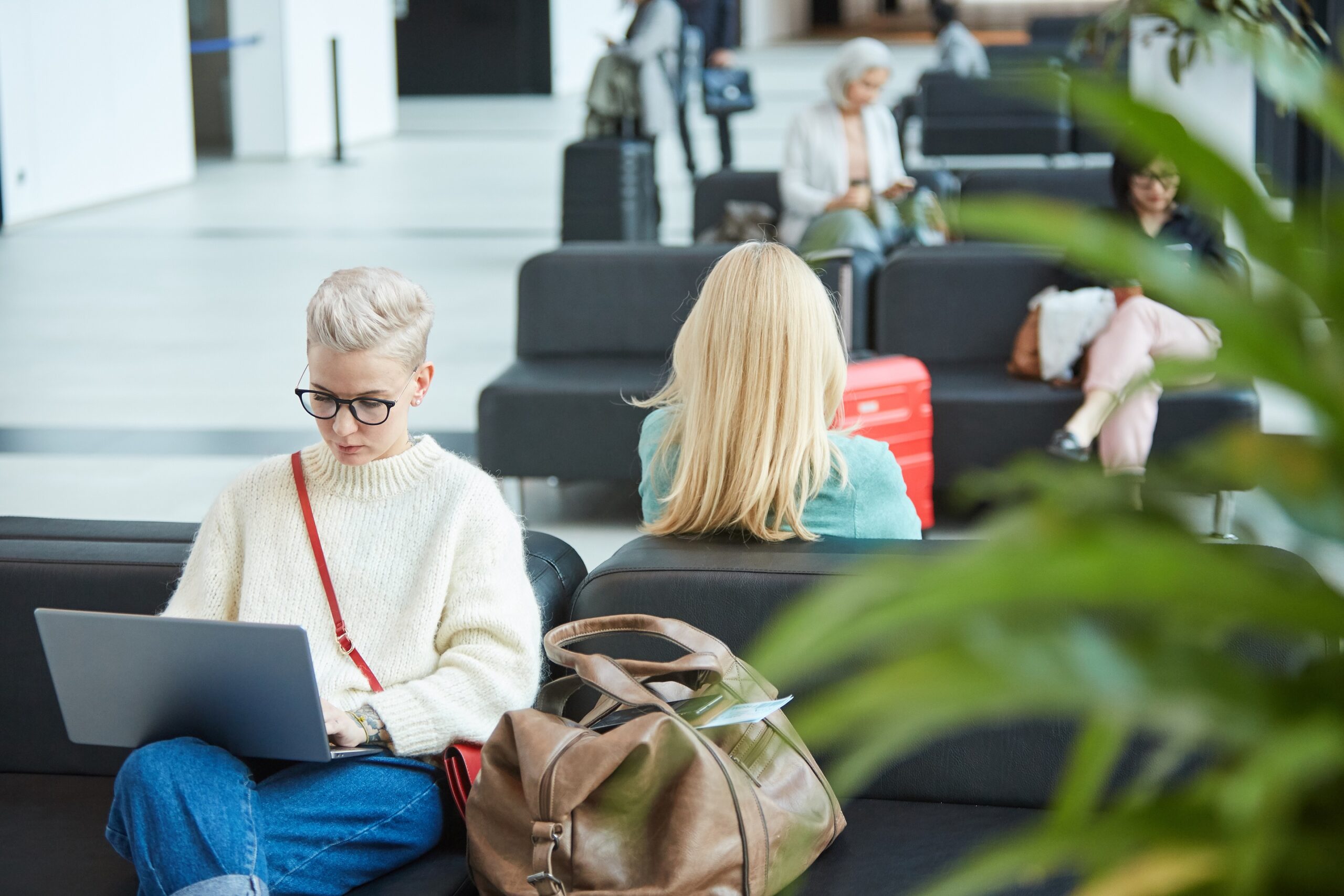 Alertan a viajeros en aeropuertos: ¿Cómo los ciberdelincuentes usan redes falsas de WiFi en vuelos para robar información?