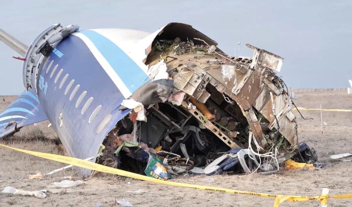 Al menos 38 muertos y 29 heridos tras estrellarse un avión azerbaiyano en Kazajistán