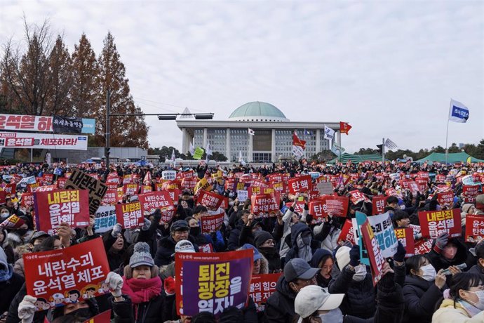 Miles de personas exigen la detención del expresidente surcoreano Yoon