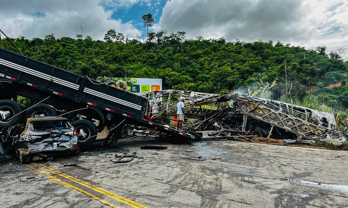 Colisión múltiple deja al menos 32 muertos en el estado brasileño de Minas Gerais