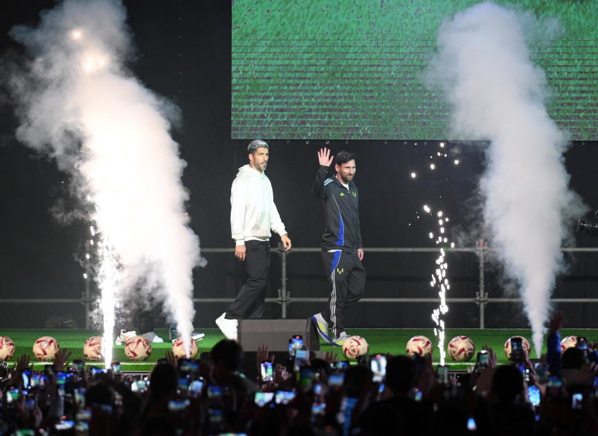 Messi y Suárez brillan en un evento solidario en Azerbaiyán: un encuentro inolvidable con miles de fanáticos