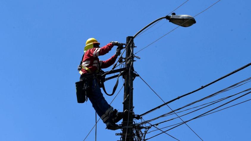 Compleja falla en sistema de transmisión provoca corte masivo de energía en casi todos el país