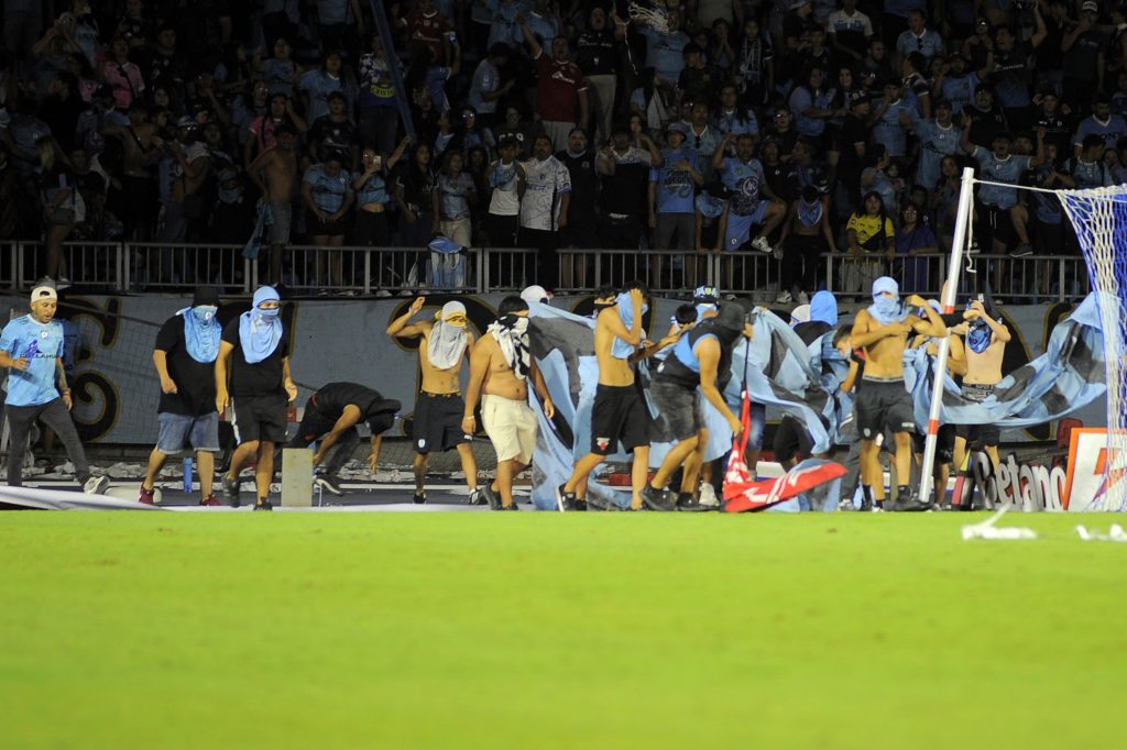 Encapuchados interrumpen duelo entre Deportes Iquique y Unión Española: partido fue suspendido