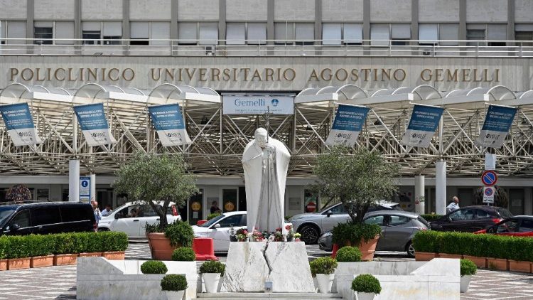 Papa Francisco recibirá el alta hoy tras cinco semanas internado