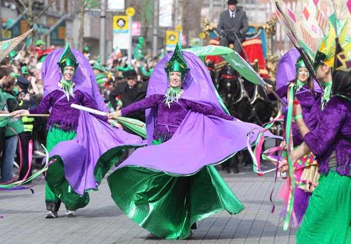 Miles de personas participan en desfile de San Patricio en Dublin