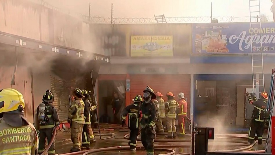 Incendio destruye mall chino en Renca